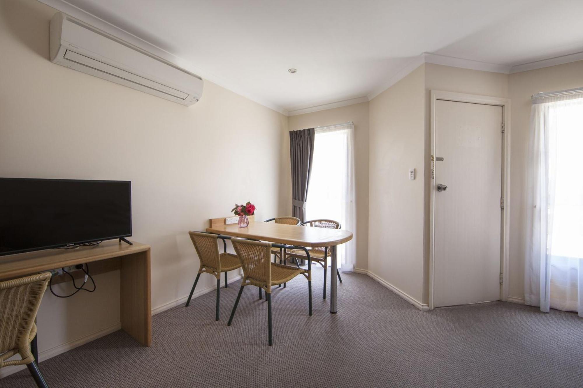 Redhill Cooma Motor Inn מראה חיצוני תמונה
