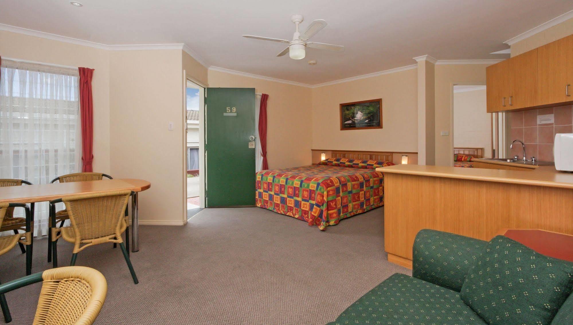 Redhill Cooma Motor Inn מראה חיצוני תמונה